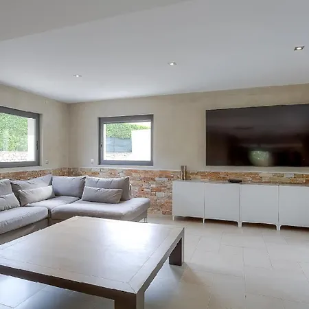 Beautiful Quiet Heated Pool Villa